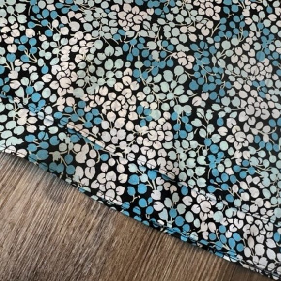 Colorful blue and cream colored Ann Taylor mid length skirt - Size 8 - Picture 9 of 13